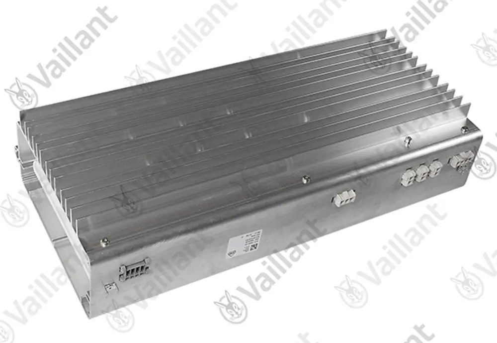 Vaillant Wechselrichter mit Kühlrippen und mehreren Anschlussmöglichkeiten. Metallgehäuse, auf einer neutralen Oberfläche platziert.
